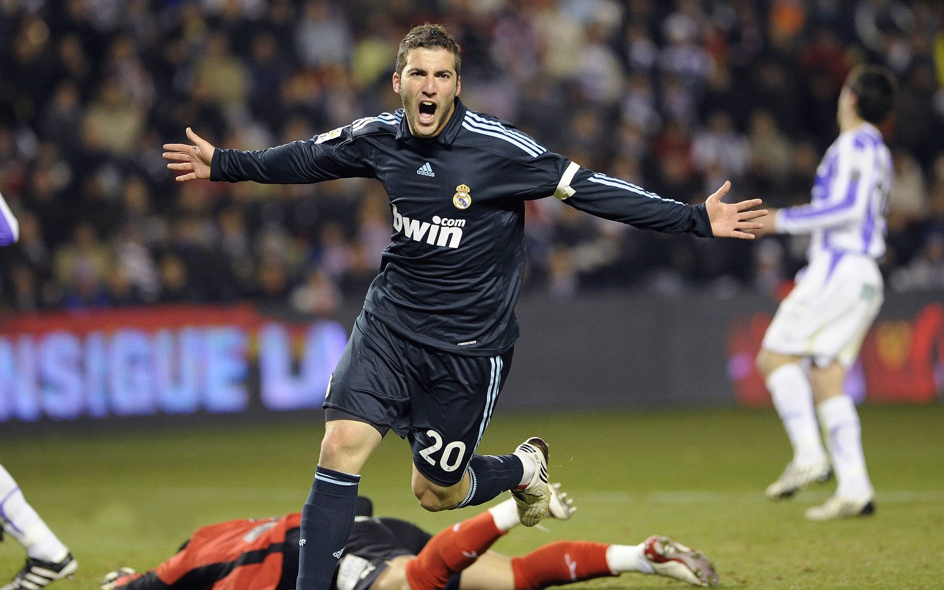 开云下载网址-奥尔莫在欧洲杯中获得银靴奖，奥尔莫集锦